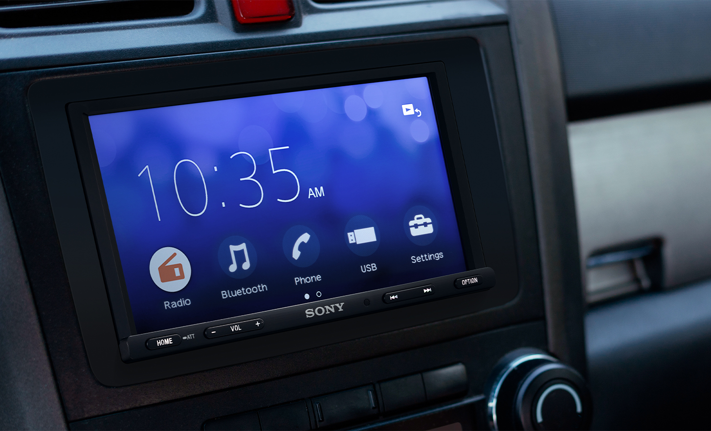 Vista frontal del receptor multimedia digital XAV-1600 instalado en un tablero.